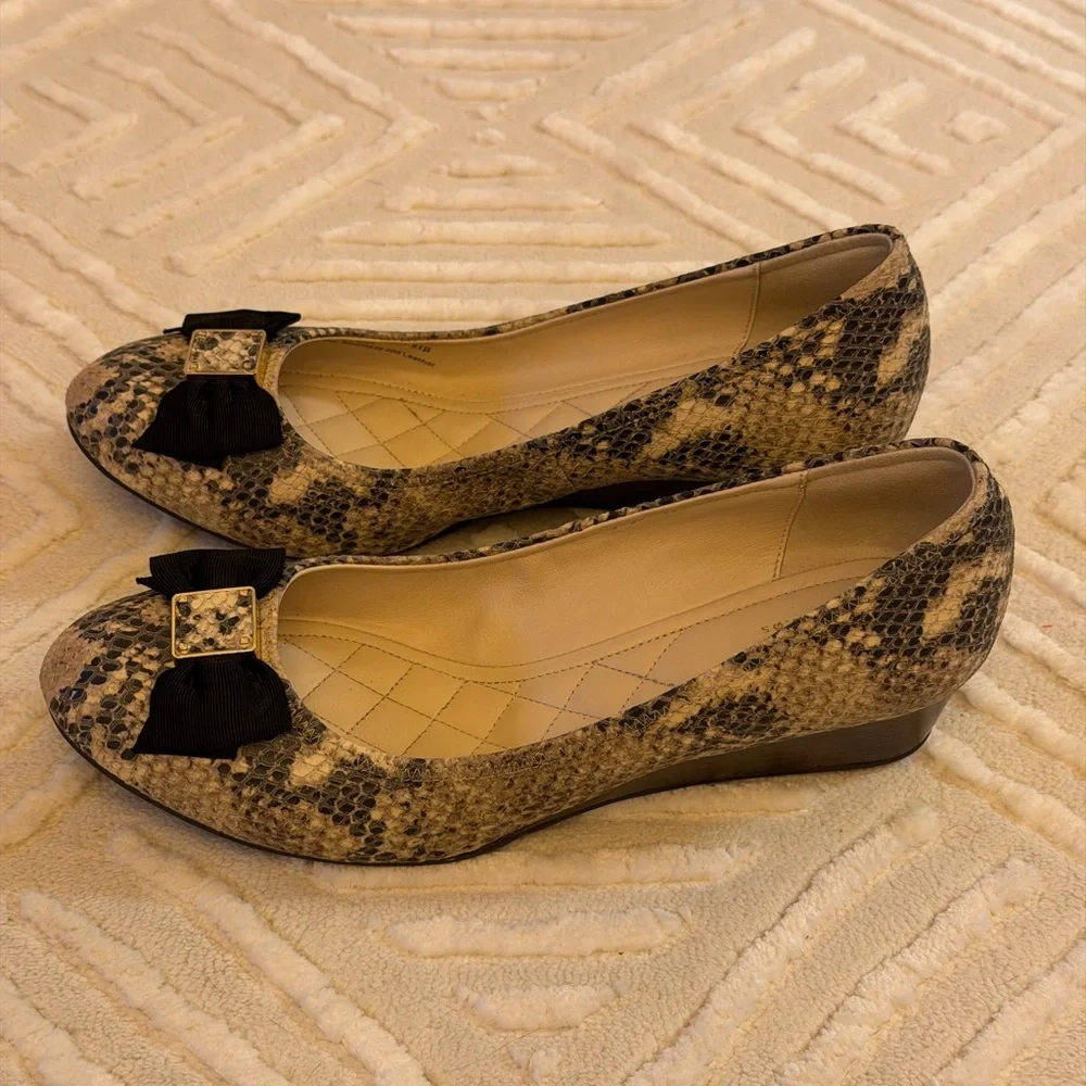 Cole Haan Tali Soft Bow Wedge Pump Snake Print Black Bow Classic Comfort Heel - Picture 8 of 16